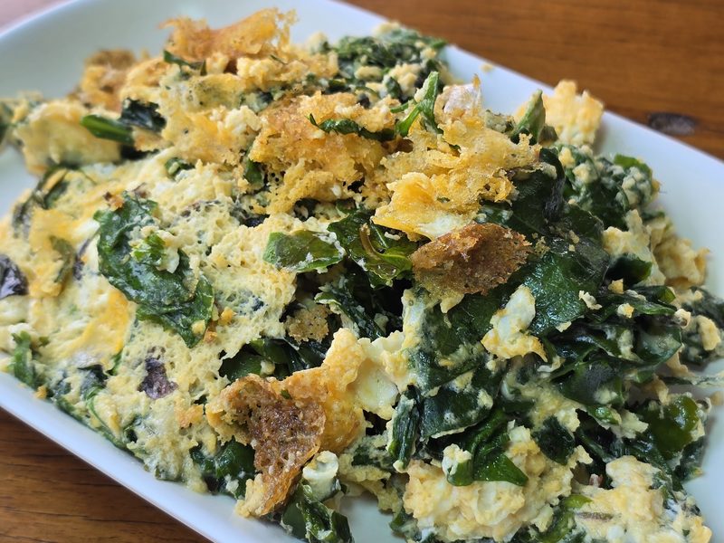 ใบเหลียงผัดไข่บนจานขาว