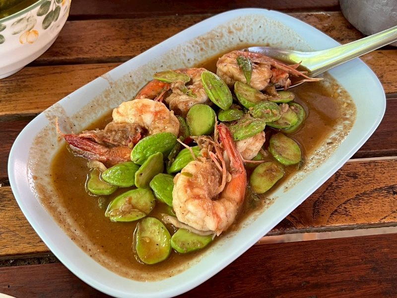 กุ้งกับเม็ดสะตอในน้ำซอสสีน้ำตาล