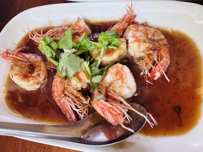 กุ้งตัวโตในซอสสีน้ำตาลเงา โรยผักชี