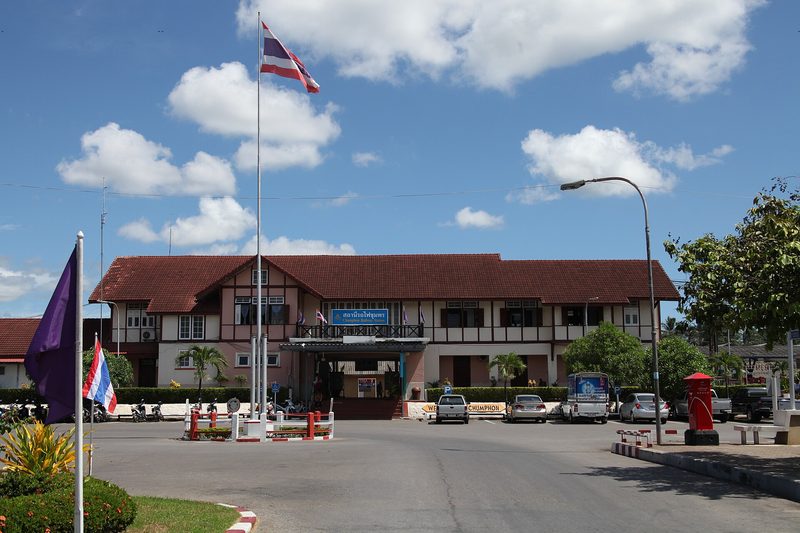อาคารสถานีรถไฟชุมพรหลังคาสีแดง มีเสาธงอยู่ด้านหน้า