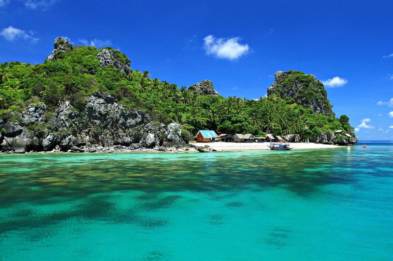 เกาะหินปูนกับน้ำทะเลใสสีเขียวอมฟ้า